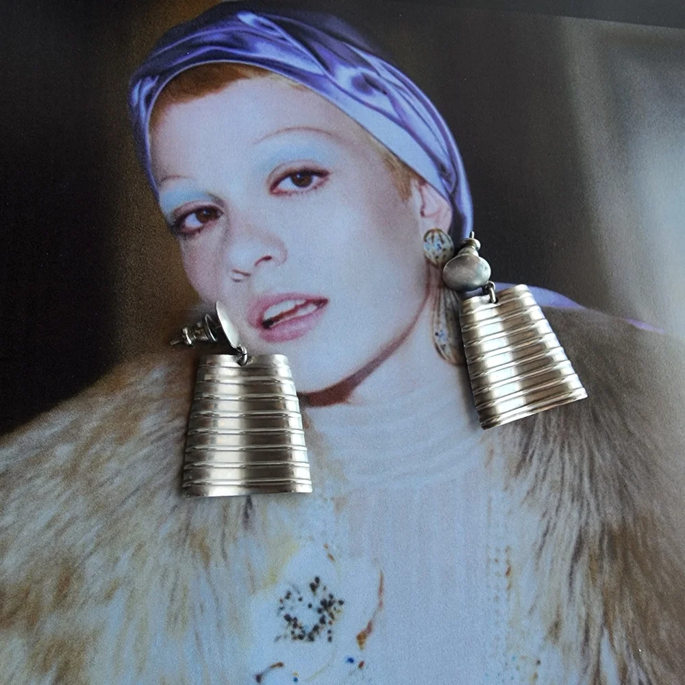 Chic Silver Ribbed Earrings - Picture 1 of 6